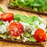 Crackers met avocado, geitenkaas en tomaatjes | koolhydraatarm
