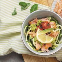 Courgetti met zalm en avocadopesto | Koolhydraatarm