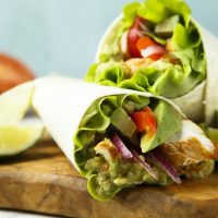 Chickenwrap met tomaat, avocado en honing-mosterddressing | koolhydraatarm